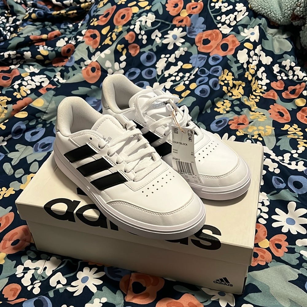 New Adidas Women's Courtblock Sneaker size 7 white black with silver accent